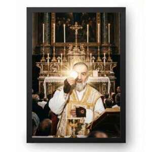 Quadro Padre Pio Segurando a Hóstia na Missa